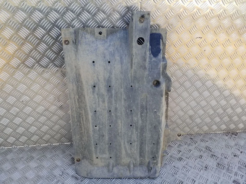 Center/middle under tray cover 841472S000