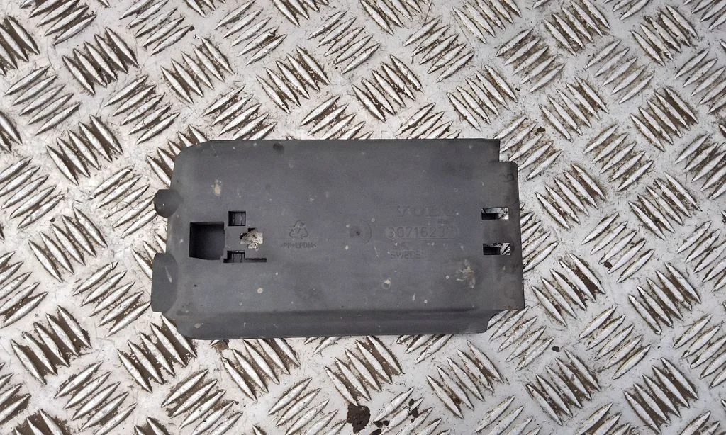 Center/middle under tray cover 30716237