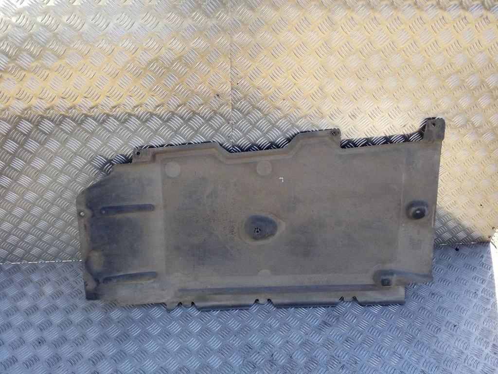Center/middle under tray cover 31378224