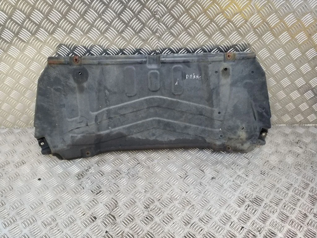 Center/middle under tray cover – centre