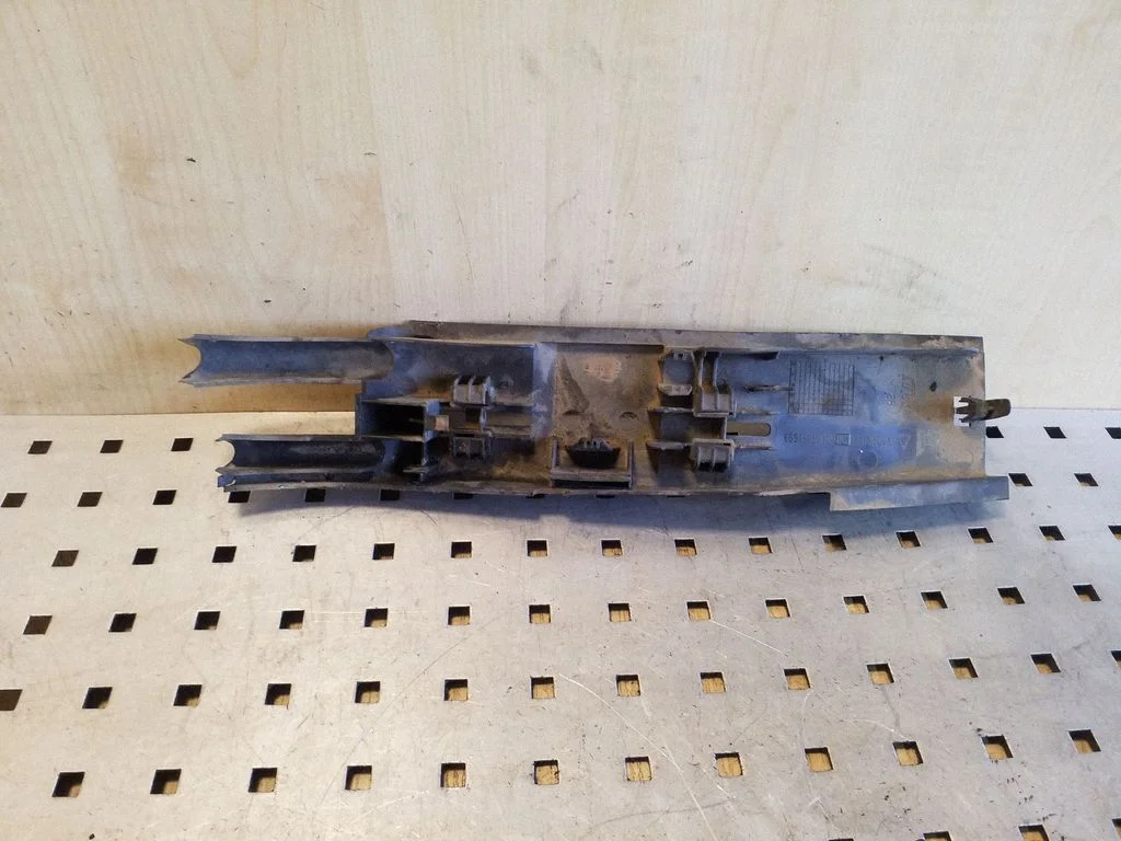 Center/middle under tray cover 6G919E312BC