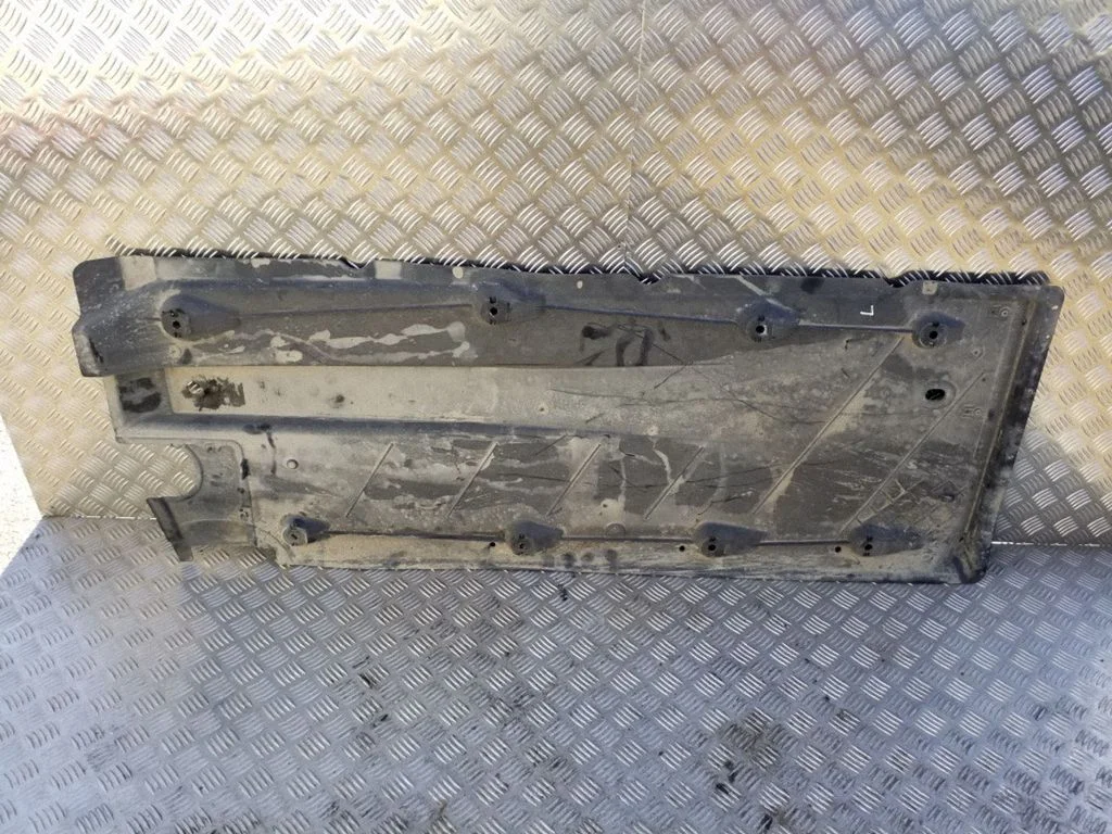 Center/middle under tray cover – Volkswagen Golf Plus (2005-2013)