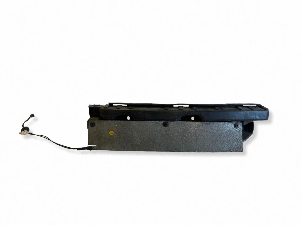 Rear bumper mounting bracket 8J0807484A