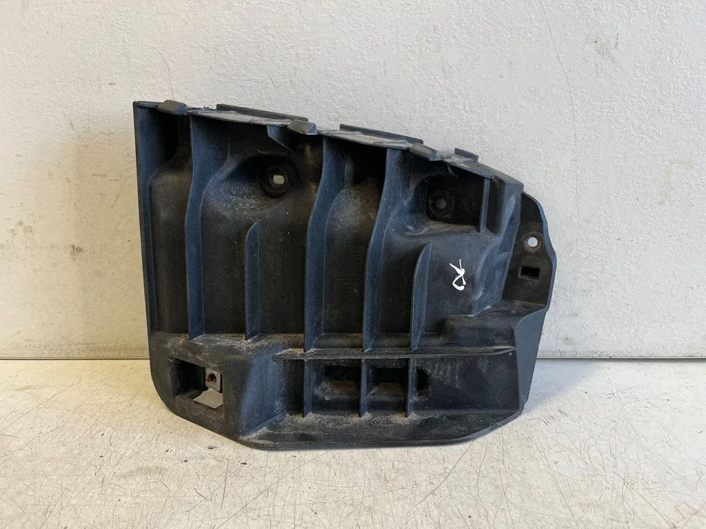 Tagumise kaitseraua kinnitusklamber 670004468 – Maserati Ghibli (2013-)