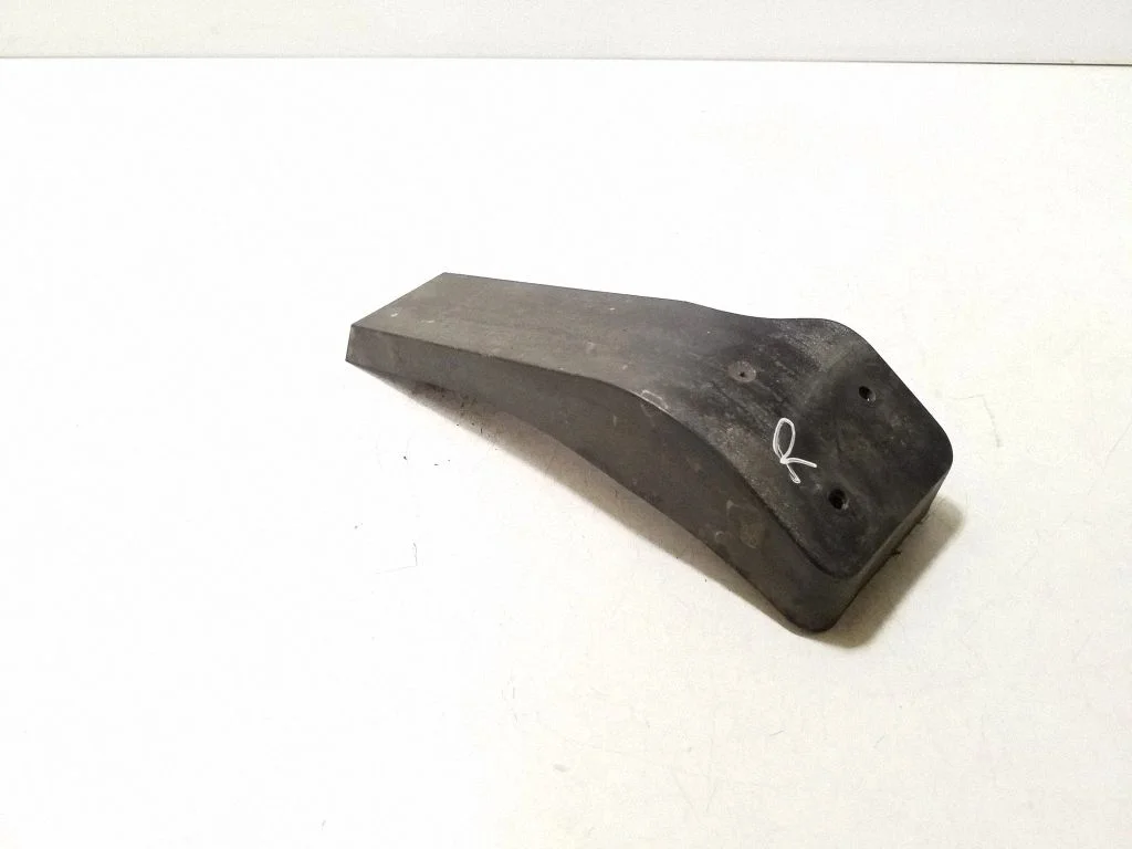 Rear bumper mounting bracket GM13300749