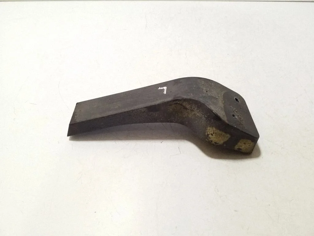 Rear bumper mounting bracket GM13300747