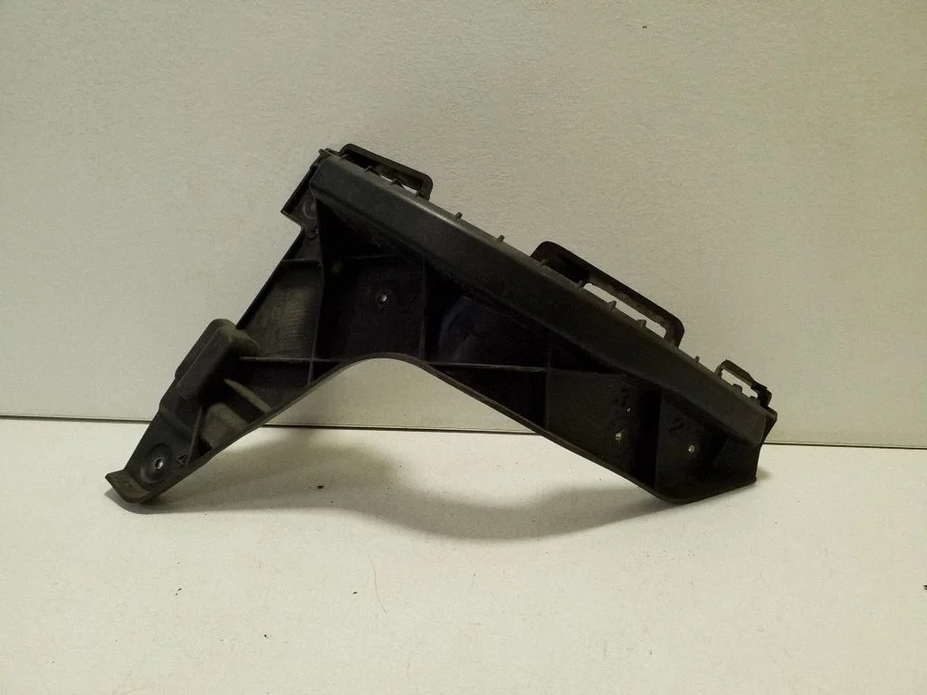 Rear bumper mounting bracket 13300744