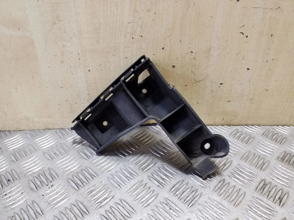Rear bumper mounting bracket 30678650