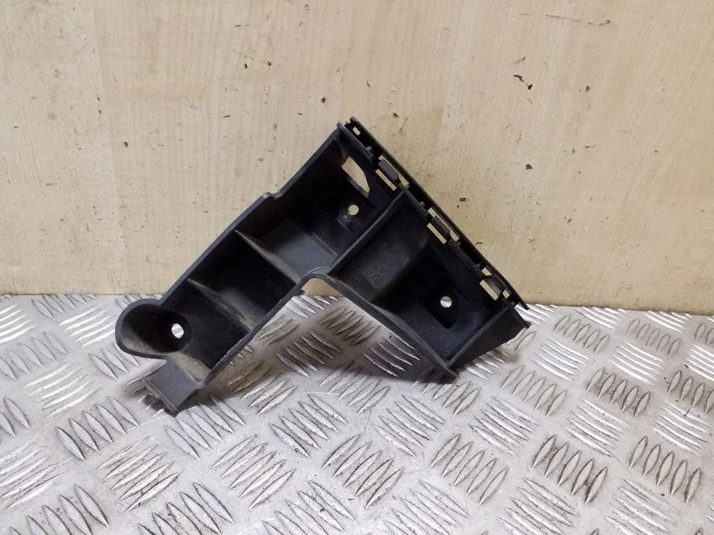 Rear bumper mounting bracket 30678651