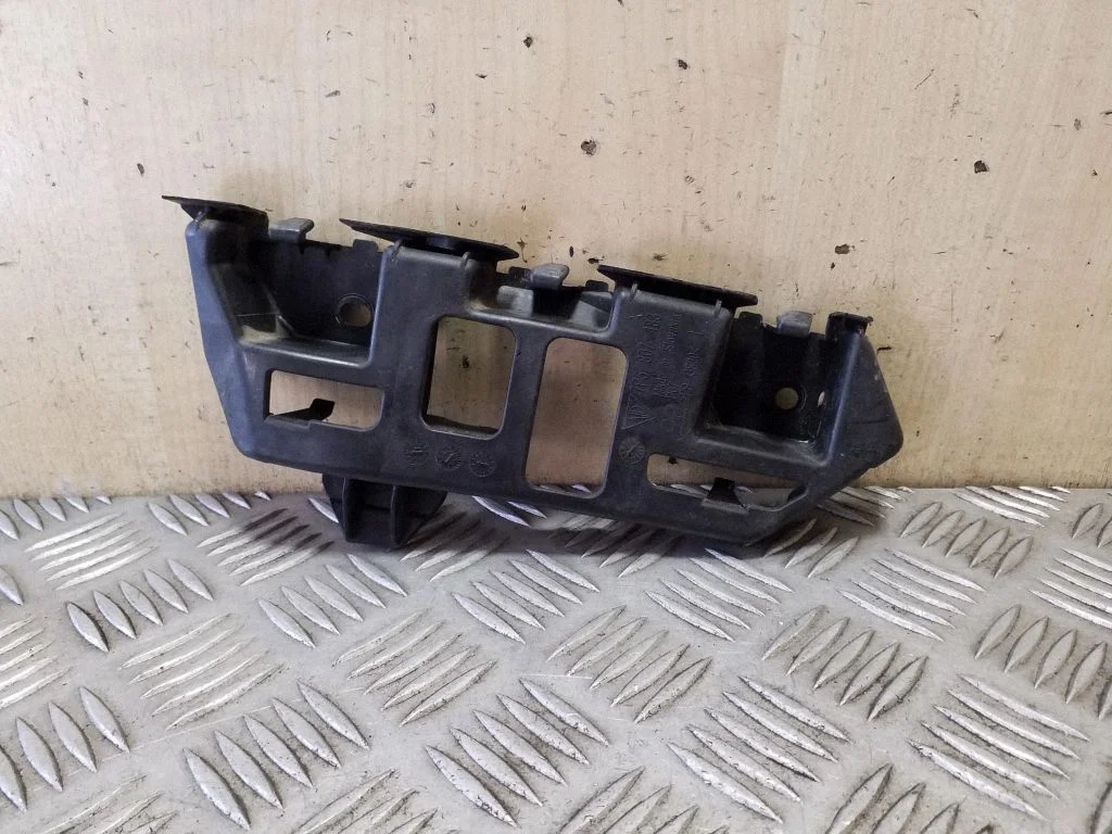 Rear bumper mounting bracket 7P5807483A