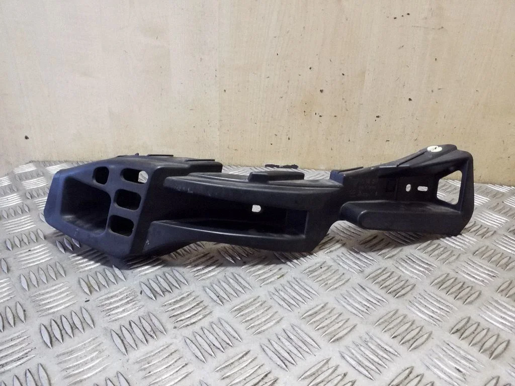 Rear bumper mounting bracket 7P5807394A