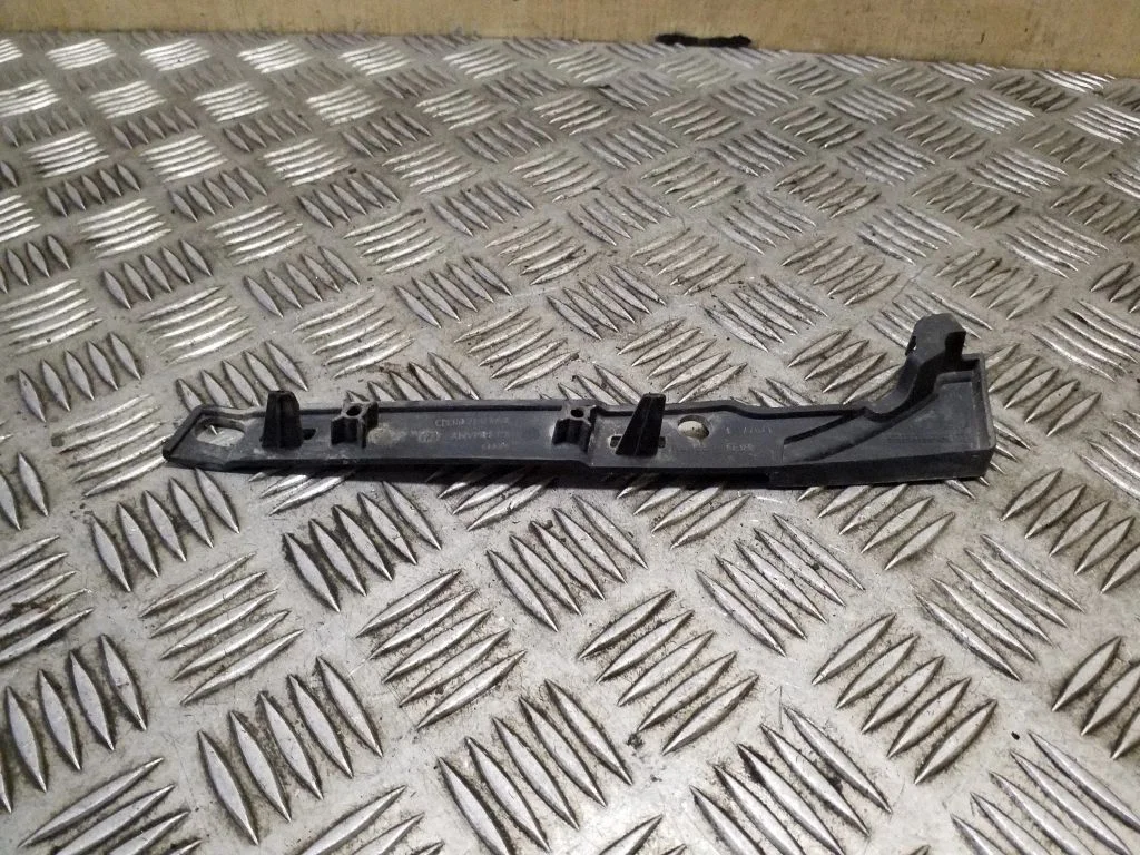 Rear bumper mounting bracket 8V4807083D