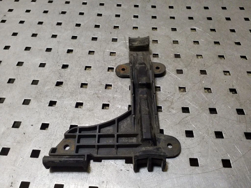 Rear bumper mounting bracket 8A0807484