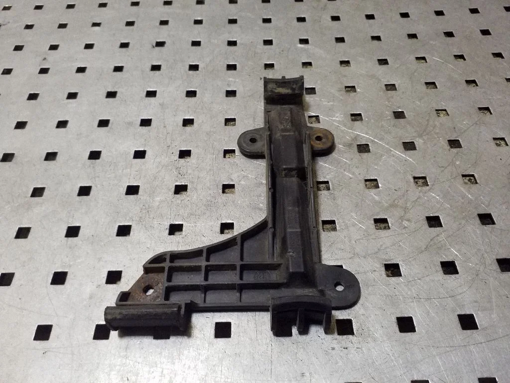 Rear bumper mounting bracket 8A0807484