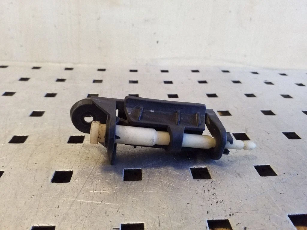 Rear bumper mounting bracket 8T8807890