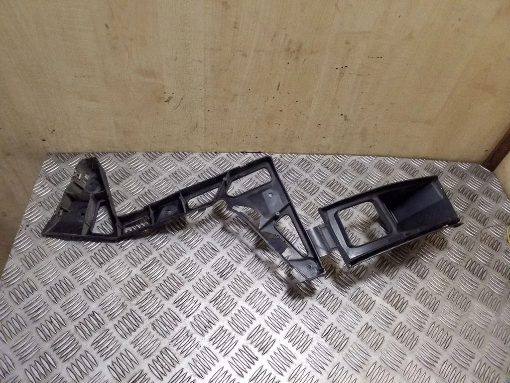 Rear bumper mounting bracket 7S71A17E850A