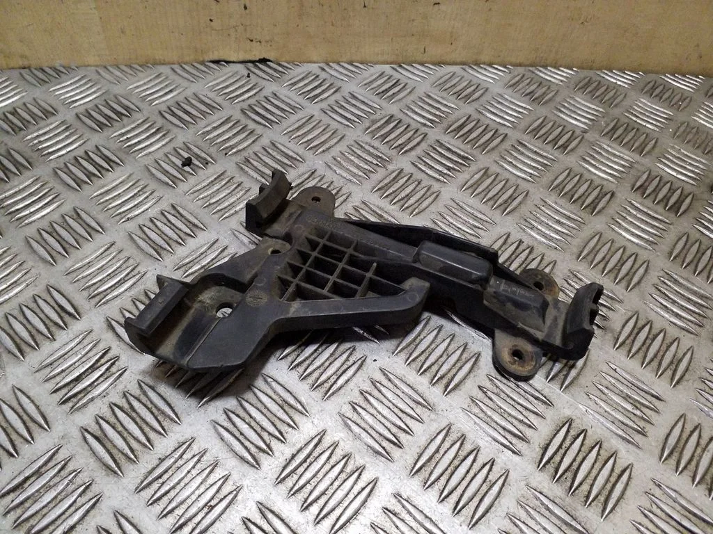 Rear bumper mounting bracket 4A0807483