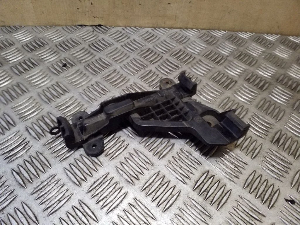 Rear bumper mounting bracket 4A0807484