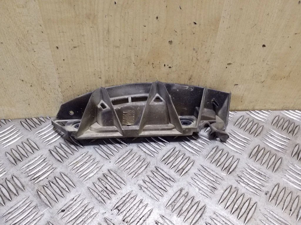 Rear bumper mounting bracket 1Z9807393