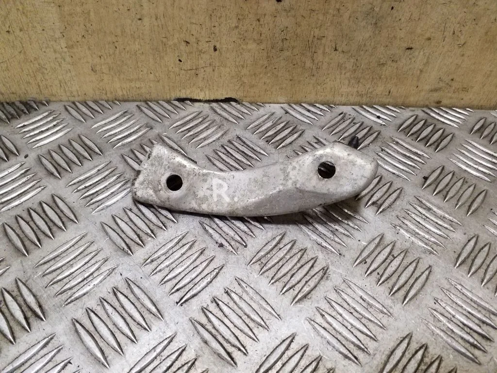 Rear bumper mounting bracket – right