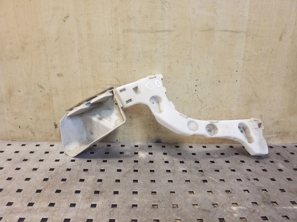 Tagumise kaitseraua kinnitusklamber BM5117A881A – Ford Focus (2010-2017)