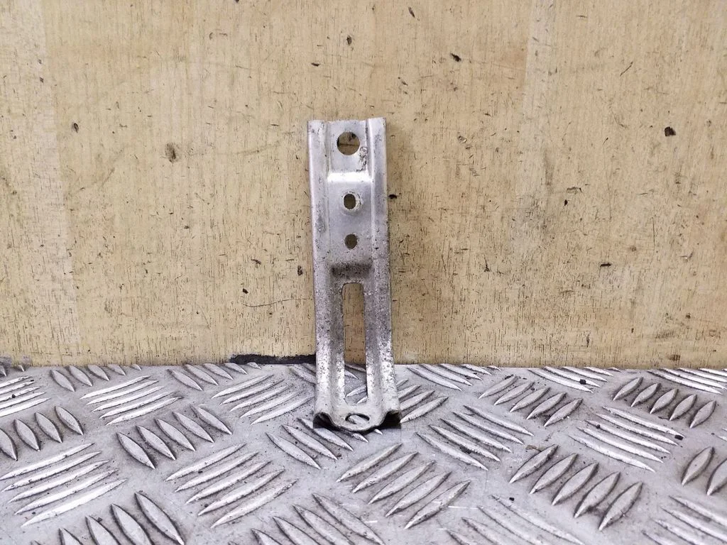 Rear bumper mounting bracket