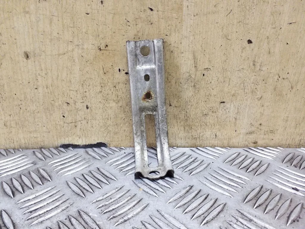 Rear bumper mounting bracket