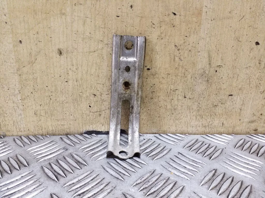 Rear bumper mounting bracket