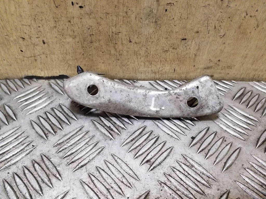 Rear bumper mounting bracket – left