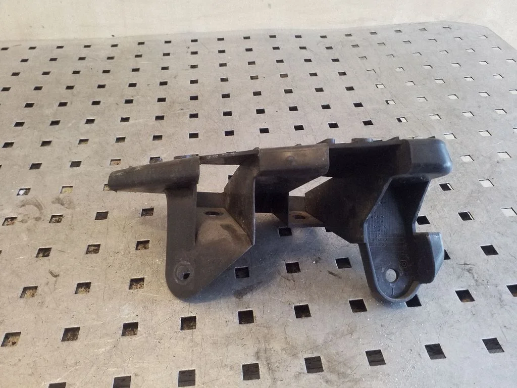 Rear bumper mounting bracket 5P8807347