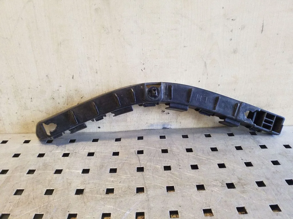 Rear bumper mounting bracket 866133U000