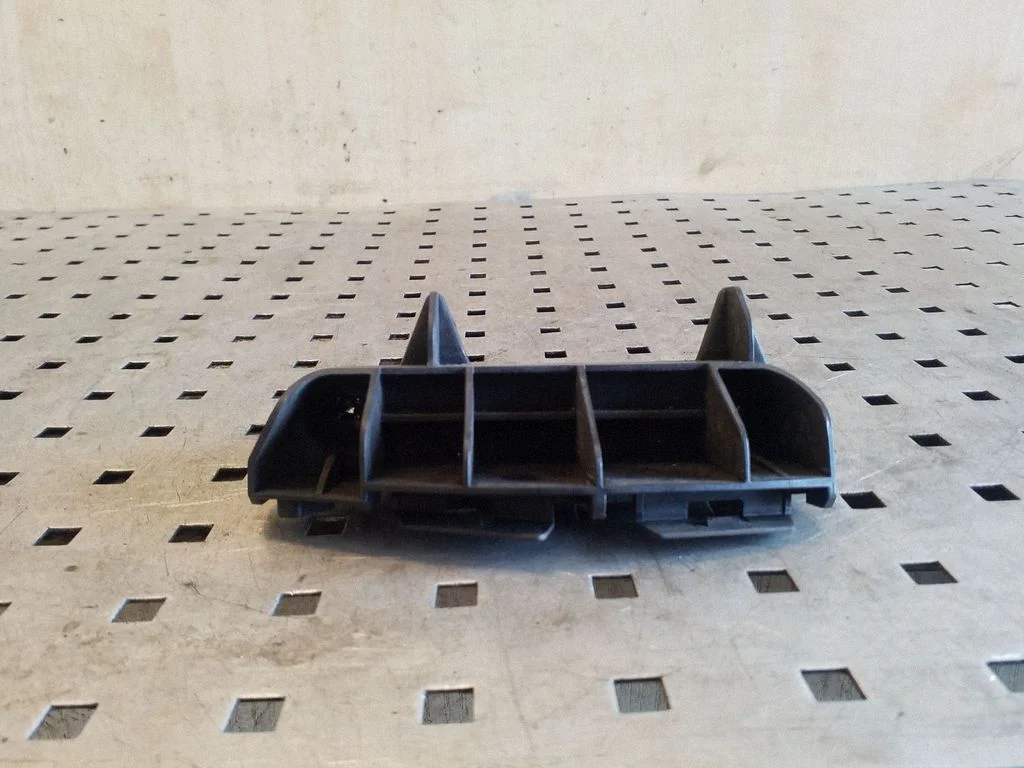 Rear bumper mounting bracket – Toyota Avensis T270 (2009-2012)