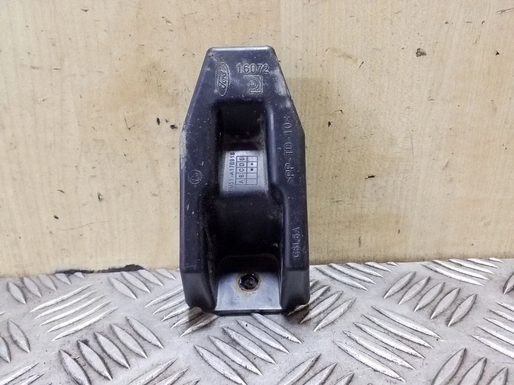 Rear bumper mounting bracket BM51A17B918A