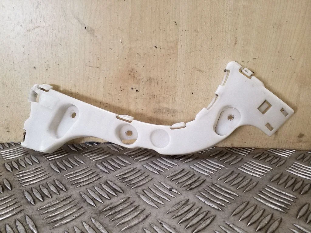 Tagumise kaitseraua kinnitusklamber BM51A17E851AF – Ford Focus (2010-2017)