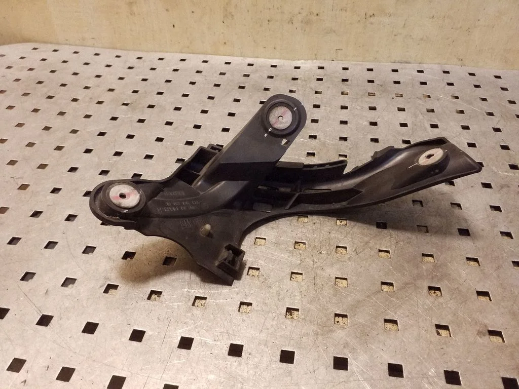Rear bumper mounting bracket 331883181
