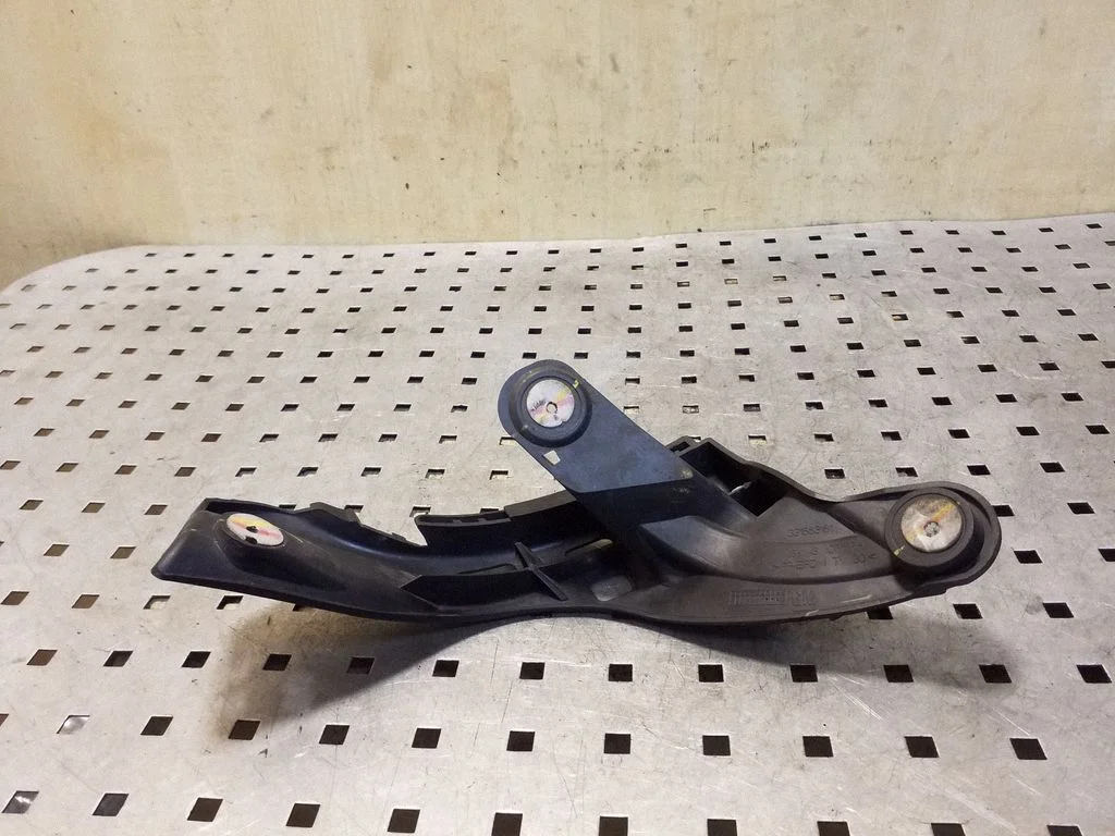 Rear bumper mounting bracket 13143107