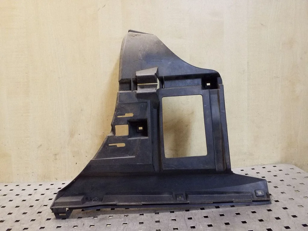 Rear bumper mounting bracket 8648150