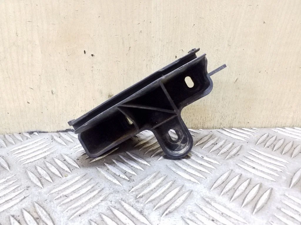 Tagumise kaitseraua kinnitusklamber – Audi A6 Allroad C6 (2006-2011)