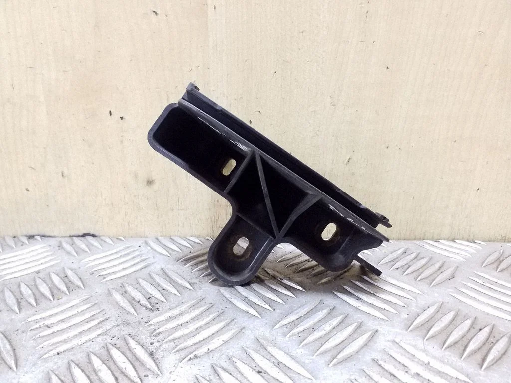 Tagumise kaitseraua kinnitusklamber – Audi A6 Allroad C6 (2006-2011)