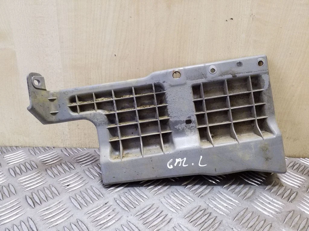 Rear bumper mounting bracket 975503E500