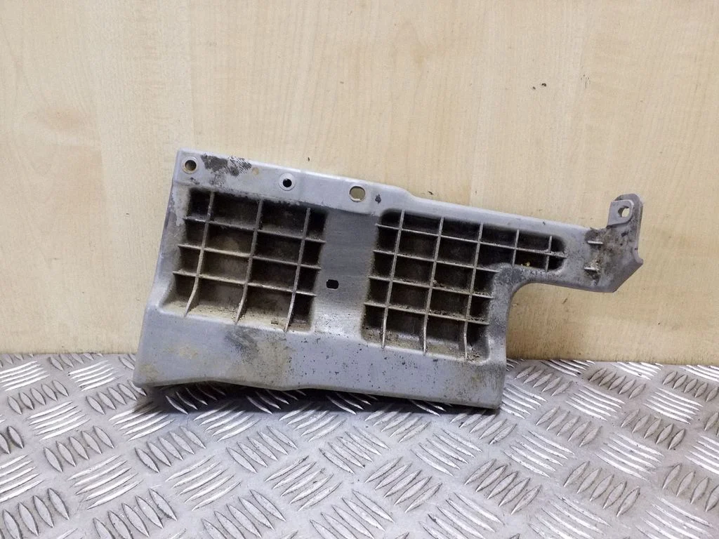 Rear bumper mounting bracket 975603E500