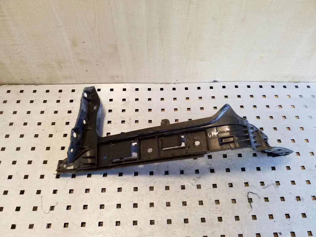 Rear bumper mounting bracket 7H0807394B