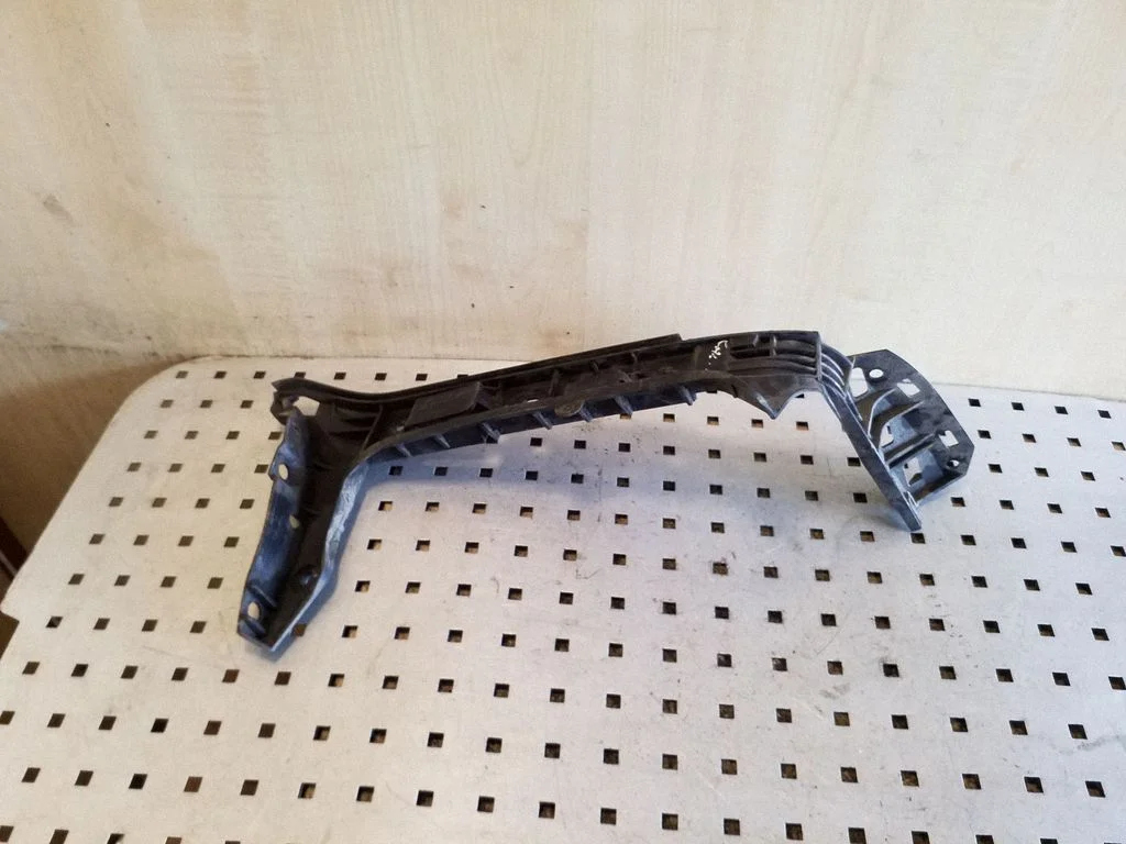 Rear bumper mounting bracket 7H0807393B