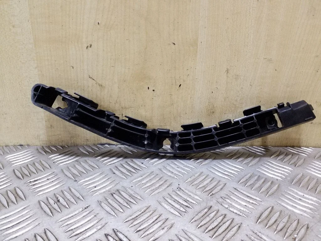 Rear bumper mounting bracket 866133U000