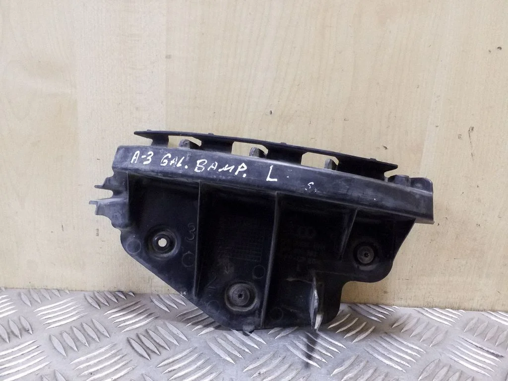 Rear bumper mounting bracket 8P3807393
