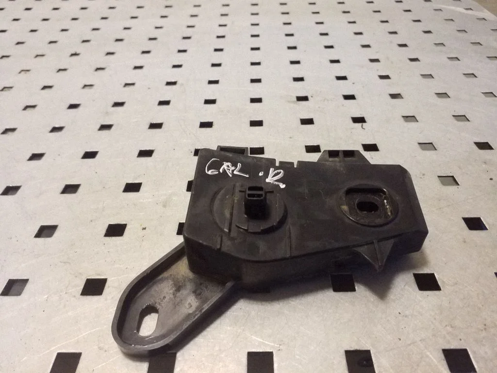 Rear bumper mounting bracket