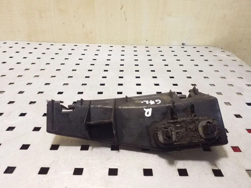 Rear bumper mounting bracket 525620F010