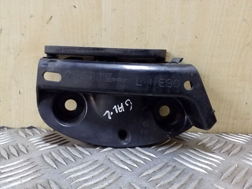 Rear bumper mounting bracket 51127118193