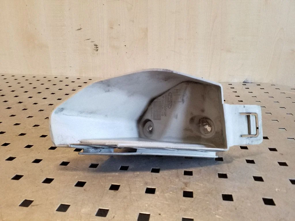 Rear bumper mounting bracket 8V4117A882A