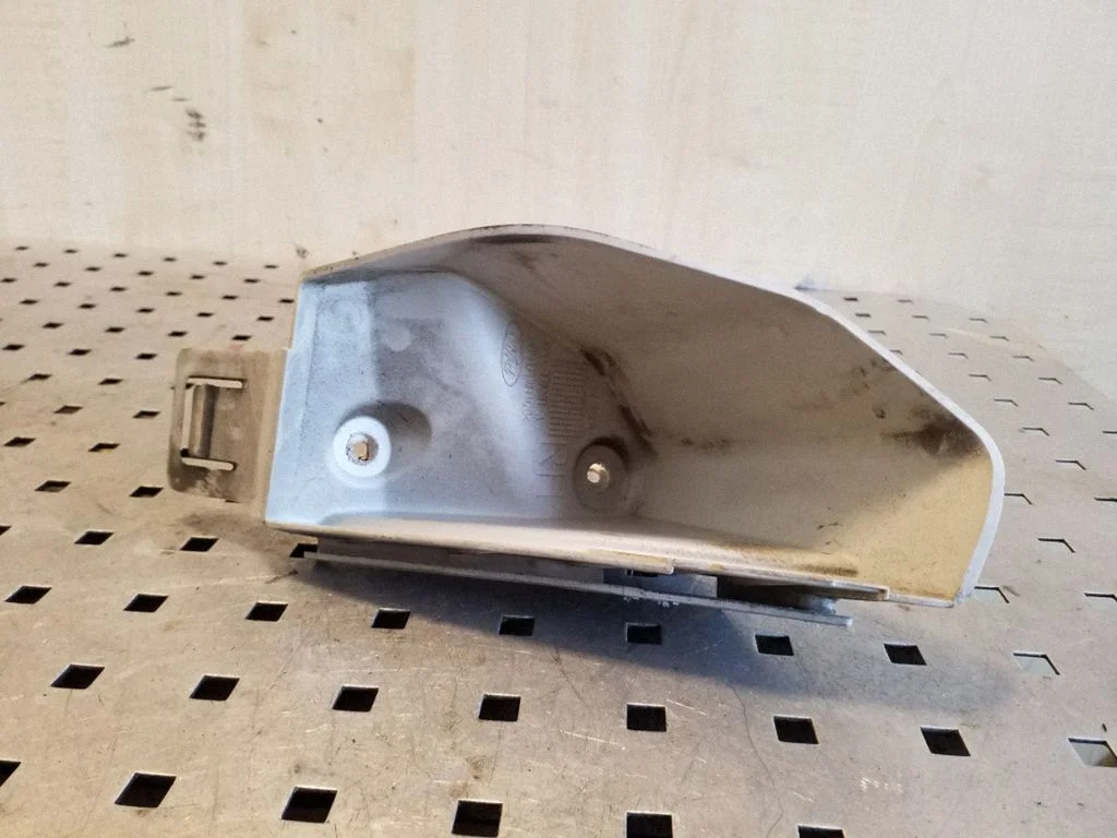 Rear bumper mounting bracket 8V4117A881A
